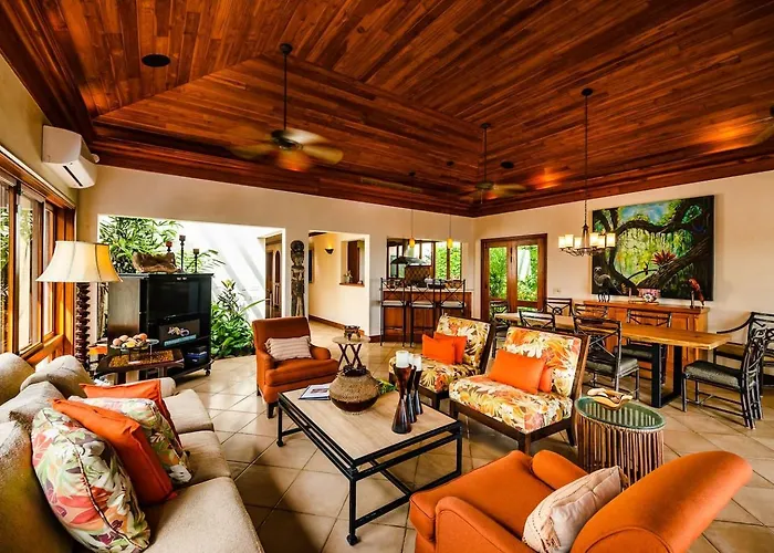 Сasa de vacaciones Exclusive Beachfront Private Pool, Koi, Bbq