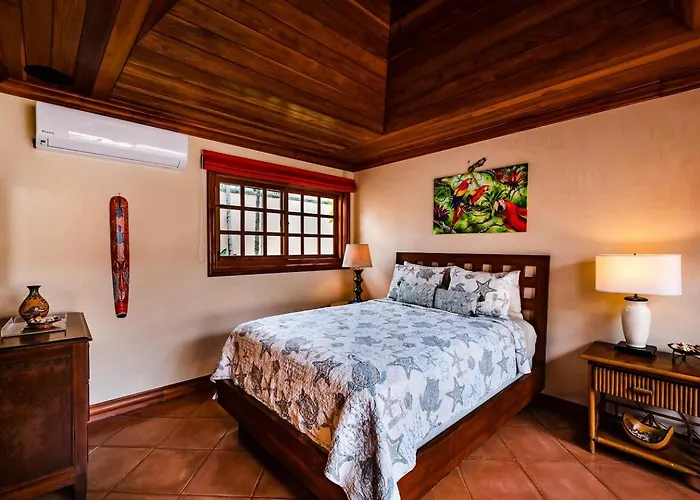 Сasa de vacaciones Exclusive Beachfront Private Pool, Koi, Bbq *
